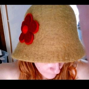 Handmade wool hat with daisy